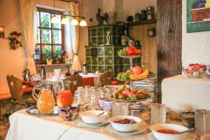 einen Tisch mit Teller mit Lebensmitteln und Obst darauf in der Unterkunft Pension zur Weinlaube in Bornheim