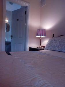 Voodi või voodid majutusasutuse Corrib View Guesthouse h91rr72 toas