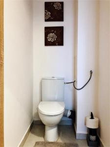 ビャワ・ボドラスカにあるApartament Chrobrego 269のバスルーム(壁に2枚の写真が飾られたトイレ付)