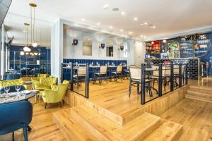 um restaurante com mesas e cadeiras e um bar em The Lift Boutique Hotel by RIDAN Hotels em Lisboa