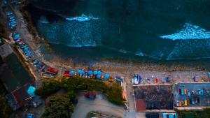 widok na plażę z ludźmi i ocean w obiekcie Casa Mila apartments & bungalows w Ulcinju