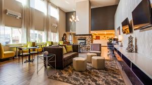 TV a/nebo společenská místnost v ubytování Best Western Plus Wenatchee Downtown Hotel