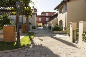 eine leere Straße mit Häusern und einem Straßenlicht in der Unterkunft borgo 23 holiday in Florence and Tuscany in Lastra a Signa