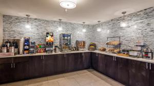 Kuchyň nebo kuchyňský kout v ubytování Best Western Plus Wenatchee Downtown Hotel