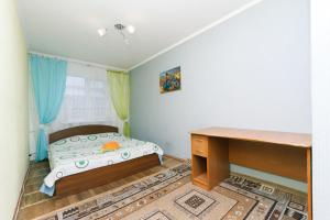 a small bedroom with a bed and a desk at Донца 18, Шалимова, НАУ, 2-х комнатная Отрадный проспект, спорткомплекс Венето, Миридиан, ИСИДА, ISIDA, Шулявская 15 мин in Kyiv