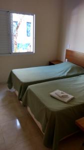 2 Betten nebeneinander in einem Zimmer in der Unterkunft Hotel Paulista in São José do Rio Pardo