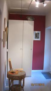 Pokój ze stołem i białą szafą w obiekcie B&B Bosrand w mieście Groesbeek