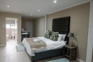 The Royal Bryanston客房内的一张或多张床位