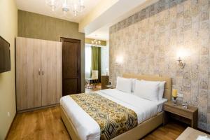 1 dormitorio con 1 cama grande en una habitación en Hotel Diamond, en Tiflis