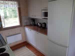 een kleine keuken met een koelkast en een raam bij Villa Sunny Beach- Aurinkoranta in Parkano
