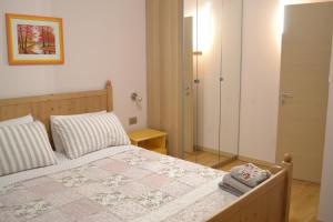 ein Schlafzimmer mit einem Bett und einem Spiegel in der Unterkunft La Bella Italia in Desenzano del Garda