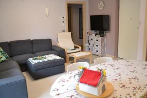 ein Wohnzimmer mit Sofa und Tisch in der Unterkunft La Bella Italia in Desenzano del Garda