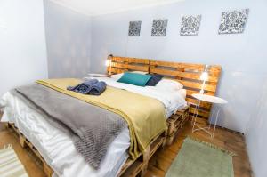 a bedroom with a large bed with a wooden headboard at Mi Paz in Valparaíso
