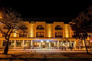 a large building at night with lights at City Hotel Termal in Termas de Río Hondo