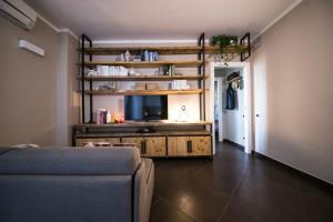 een woonkamer met een bank en een flatscreen-tv bij borgo 23 holiday in Florence and Tuscany in Lastra a Signa