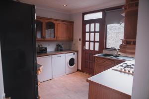 a kitchen with a washer and dryer at Townhouse on the Spital in Aberdeen