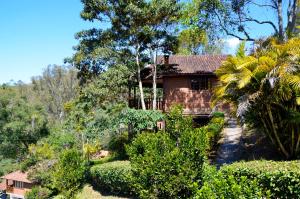 uma casa no meio de uma floresta em Pousada do Mirante em Visconde de Mauá