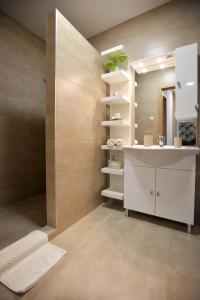 Koupelna v ubytování ONE Luxury Suites Eger