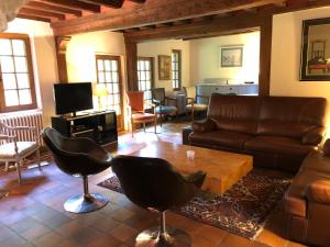 un soggiorno con divano e tavolino da caffè di Maison Normande ad Auberville