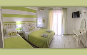 Кровать или кровати в номере Haris Hotel Apartments and Suites