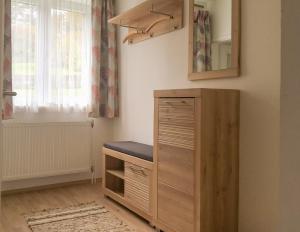 drewniana szafka w pokoju z oknem w obiekcie Haus-Iris-Mauerbach w mieście Mauerbach