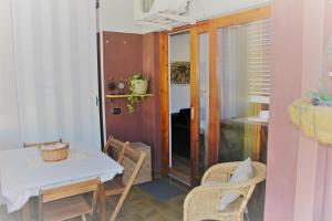 クアルトゥ・サンテーレナにあるSandan Homeのダイニングルーム(白いテーブル、椅子付)