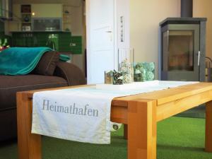 una mesa en una sala de estar con un mantel en Ferienwohnung Bergstraße 04 Whg 02, en Ahlbeck