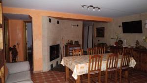 comedor con mesa, sillas y chimenea en 75 Avenida de la Rioja, en San Vicente de la Sonsierra