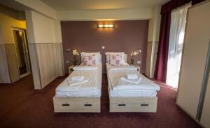 Un pat sau paturi într-o cameră la Eden Grand Resort