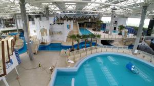 a large indoor water park with a swimming pool at Aqua Apartments in Reda