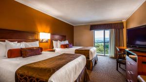 Llit o llits en una habitació de Best Western Plus Landmark Inn