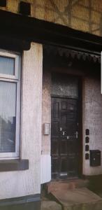 リーズにあるQuality Accommodationの黒い扉と窓のある建物