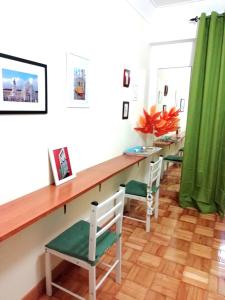 jadalnia z długim stołem i krzesłami w obiekcie Apartament's Veiga Tejo w Lizbonie