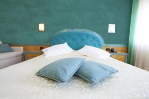 Posteľ alebo postele v izbe v ubytovaní Hotel Ambra
