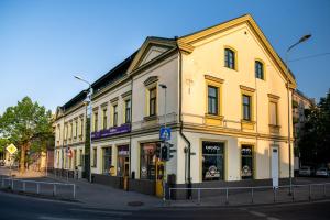 ein gelbes Gebäude an der Ecke einer Straße in der Unterkunft Liepaja Apartments in Liepāja