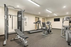 un gimnasio con varios equipos de ejercicio en una habitación en Country Inn & Suites by Radisson, Platteville, WI, en Platteville