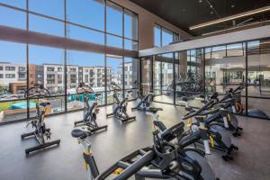 ein Fitnessstudio mit vielen Fahrrädern in einem Gebäude in der Unterkunft Global Luxury Suites in Menlo Park in Menlo Park
