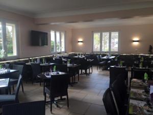 a dining room with tables and chairs in a restaurant at Hotel restaurant Robinson in Haybes