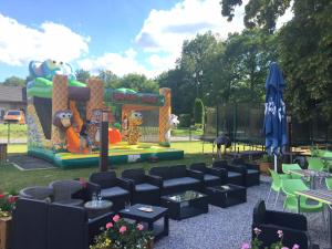 un parque infantil con juego de juegos en Hotel restaurant Robinson, en Haybes