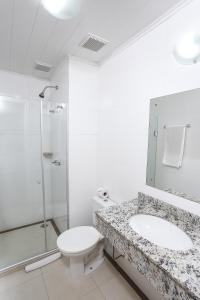 La salle de bains est pourvue de toilettes, d'un lavabo et d'une douche. dans l'établissement Hotel Express Centro Histórico, à Porto Alegre