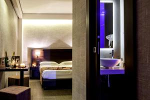 坎帕尼亚朱利亚诺Hotel Orizzonte的带床和水槽的酒店房间