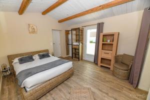 Ein Bett oder Betten in einem Zimmer der Unterkunft Gites De La Grande Borderie