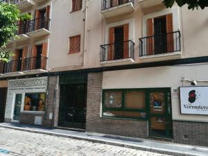 budynek na poboczu ulicy w obiekcie Luxury Maestranza Donkey w Sewilli