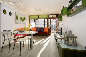 ein Wohnzimmer mit Tisch und Couch in der Unterkunft Los Topes in Puerto del Carmen