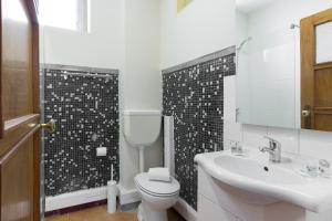 y baño con aseo blanco y lavamanos. en OPO Bolhao Flats by Destiny Houses, en Oporto