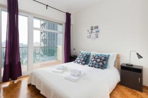 1 dormitorio con cama grande y ventana grande en OPO Bolhao Flats by Destiny Houses, en Oporto