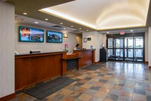 TV a/nebo společenská místnost v ubytování Service Plus Inns and Suites Calgary