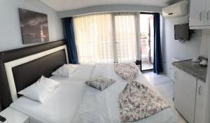 イスタンブールにあるTaksim Square Seven Residenceのベッドルーム1室(白いベッド1台、枕2つ付)