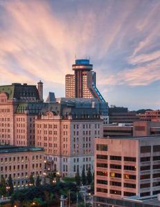 Blick auf die Skyline der Stadt mit einem Gebäude in der Unterkunft Hôtel Le Concorde Québec in Québec