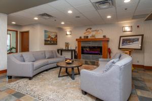 Posezení v ubytování Service Plus Inns and Suites Calgary